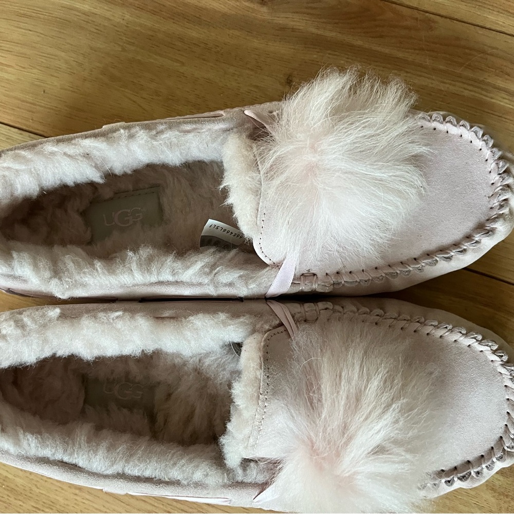 UGG Women's Blush Pink Suede Fluffy Slippers SZ 9 Excellent Condition